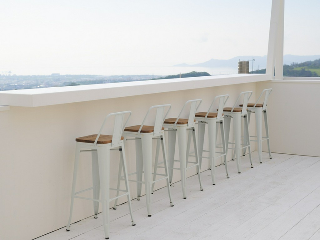 晴れた日には絶景を一望できるカウンター席