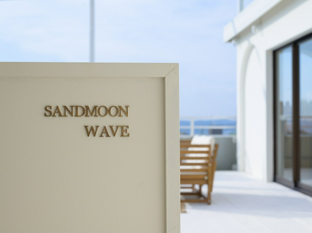 首里駅から徒歩15分。ビル4階の【Sandmoon】