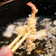 厨房に立つ田中さんは、寿司・天ぷらなど和食一筋に腕を磨いた熟練の料理人。メニューにない料理でも「リクエストがあれば、おつまみもつくりますよ」とのこと。オススメの逸品を味わえば、思わずお酒が進みます。