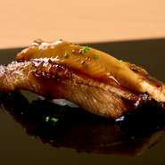 最上の食材×熟練の技が生み出す、本格江戸前寿司のおいしさと趣向に思う存分ひたれる店。寿司の華である鮪の旨さ、江戸前の技が活きる穴子や小肌に加え、真妻わさびの巻き物など、この店ならではの逸品も多数。