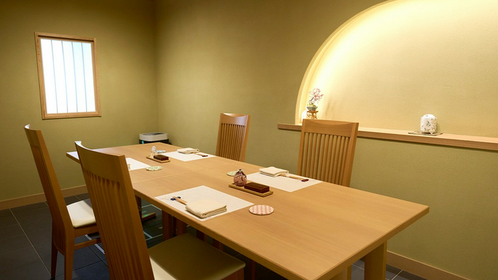 和の情緒が漂う完全個室を設え、銀座での贅沢な時間を提供