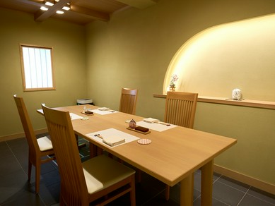 和の情緒が漂う完全個室を設え、銀座での贅沢な時間を提供