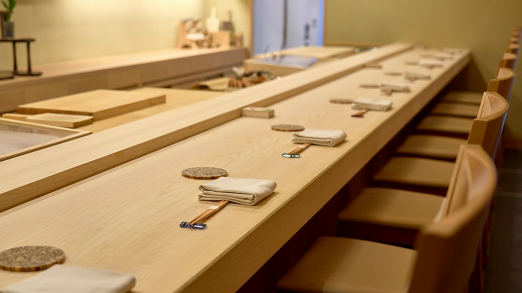 伝統的な本格和風の設え、趣のある器や酒器も贅沢感を高める