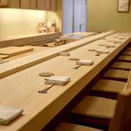 江戸前寿司を味わうのにふさわしい、内装や器の妙も楽しみ。凛と美しい檜の一枚板カウンター、網代天井、聚楽壁など、日本の伝統様式に親しめ、作家モノの備前焼き、薩摩切子の酒器など、器の趣向も格別です。