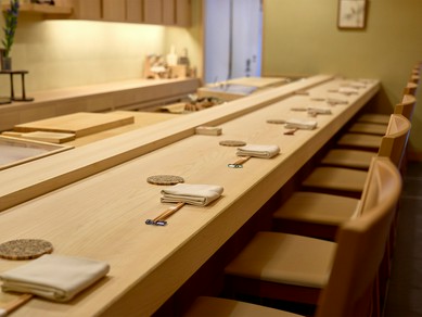 伝統的な本格和風の設え、趣のある器や酒器も贅沢感を高める