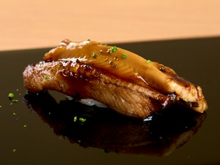 江戸前寿司の真髄の一つ、巧みな醤油使いが絶妙『穴子の握り』