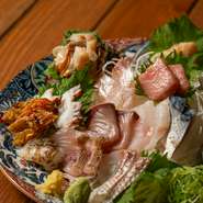 豊富な魚種をさまざまな薬味で味わう、【四十八漁場】の看板料理『刺身本気盛り』。その日の仕入れによって毎日変わる盛り合わせのラインナップ。自慢の鮮魚をご堪能ください！
