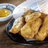 ふっくらジューシーなサメ肉を、ほんのりスパイシーなサクサクの衣でまとわせ特製ハニーマスタードソースをつけてお召し上がり頂く新定番メニュー！身が透き通るように綺麗な桃色をしていることから命名されました。