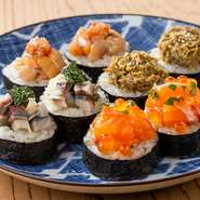 ガリさばやサーモンいくら、しらす高菜、蟹味噌など、
王道から変わり種の巻物を日替わりで
三～四種ご用意しております。
酒のつまみにはもちろん、軽く〆たい方にもおすすめです。