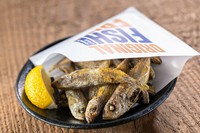 カラッと揚げたての香ばしい小魚は魚の旨味を丸ごといただけます！
時季によって変わる魚種はメヒカリやトウゴロウイワシ、未利用魚の豆アジやヒイラギなど。