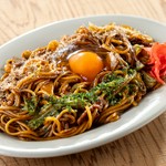 濃厚甘辛ソースが麺とよく絡みツルッとした喉越し！
さらに生卵を絡めるとマイルドに包み込んでくれます。