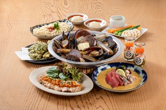 貝の旨みが沁み渡るよんぱち定番の漁師料理「漁師の貝風呂」がメインのコース。〆まで必食です！