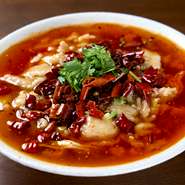 中国本土では、代表的な四川料理として愛されている定番料理です。茹でた白身魚と旨辛スープを合わせた一皿。魚のほか、牛肉や鶏肉など、メインの食材を変えることで、バリエーションの異なる味わいを醸し出します。