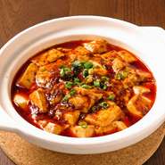 豆板醤や豆豉、花椒など、四川料理のスパイスをふんだんに使用しています。グツグツとした臨場感のある土鍋で登場。ご飯が欲しくなる辛さがあり、しっかりと旨みも感じられます。