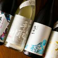 独自ルートで仕入れた日本酒が、種類豊富に取り揃えられています。夏はキリッと冷酒で、冬は温かい熱燗でどうぞ。サーフィン好きな店主が勧める「SEA SIDE BLUE」など、こだわりのワインにも注目して。