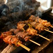 鶏肉は、奥深い味わいの「奥州いわいどり」を使用。串焼きにする際は、部位や味付けに合わせて、炭火の加減や焼き時間を微妙に調整されているそうです。一品一品、食材と真摯に向き合う店主のこだわりが光ります。