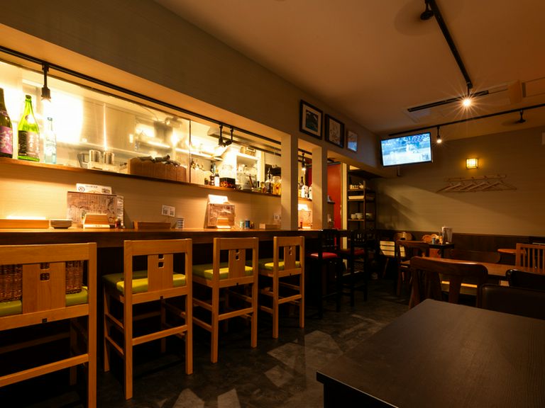 おいしい料理とお酒をみんなで囲んで、楽しいひとときを過ごす