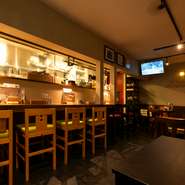 最大16人まで収容可能な店内は、各種宴会や二次会にもぴったり。炭火で焼いた串焼きをはじめ、こだわりの料理と共に、豊富な種類のお酒も楽しめます。10人以上なら貸切も可能なため、まずはお問い合わせを。