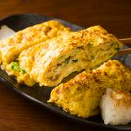 ふっくらと大きな玉子焼きは、余計な甘さはなく、しっかりとだしの旨みを感じられる一品です。中に入っている大葉とチーズの相性も抜群。温かな味で、心まで和む料理です（具材は随時変更します）。