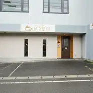 三河線・猿投駅の程近く、キツネのしっぽをモチーフにした愛らしい看板が目を引く【Petit Cafe LUCKY! FOX】。朝10時のオープンから通しで営業しているため、いつでも気軽に立ち寄れます。