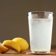 レモンのビタミンたっぷりの一杯はリフレッシュしたい時にぴったり。厳選したフレッシュレモンを丸ごと1個使用し、オーダーが入るたびに丁寧に手搾りしています。炭酸割りもOKなので、気軽にリクエストを。