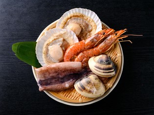 刺身も一品料理も旨い海の幸。旬の食材にも注目