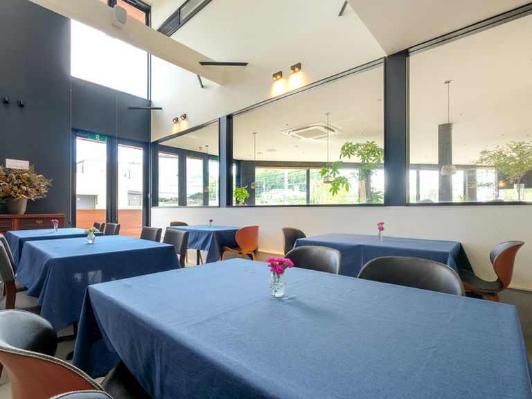 上質なフレンチを気軽に楽しめる、カフェ併設の気軽なレストラン