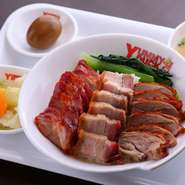 皮だけでなくジューシーな肉の部分もいただく香港スタイルのローストダックを、日本の食事シーンになじむ丼や麺にアレンジ。追加料金で定食セットもつけられるので、お一人様のランチやディナーにもぴったりです。