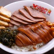 忙しい日の食事に、ローストダックのテイクアウトはいかが。手軽に持ち帰りできるメニューや、自宅・オフィスなどで楽しみやすいオプションも用意されています。ジューシーで風味豊かなダックで、プチ贅沢な食事を。