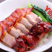 直火窯でじっくり焼きあげた自慢のローストダックは、皮はパリパリ、中はしっとりジューシー。ほかに、甘辛ソースのバーベキューポークや醤油味のソイチキンなど、味わいの異なる3種の肉料理を丼スタイルでどうぞ。