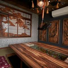 掘りごたつを中央に据え、和の風情を感じさせる個室