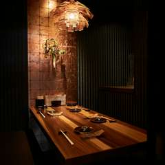 店内の一角に仕切りを設けてテーブル席を完備