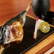 とろけるような塩サバの脂で、贅沢な味わいを楽しむことができます。適度な塩味もおいしくて、ご飯やお酒が進みそう。焼きたての良い香りが鼻孔をくすぐります。