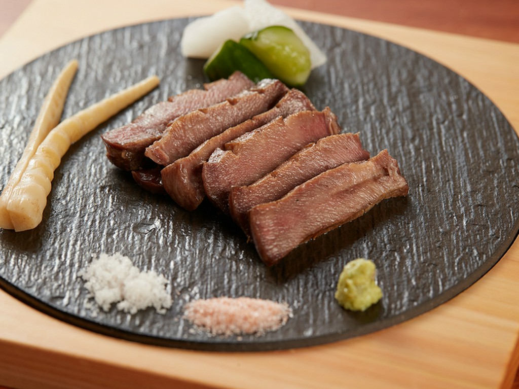 熟成することにより生まれてくる特別な味と香り『名物　熟成25日以上　上タン』