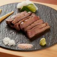 熟成期間は25日以上とか。牛タンが熟成されるにつれ、その味わいがより深みを増していきます。肉汁溢れる一枚は、塩やワサビでさっぱりといただくのがオススメ。