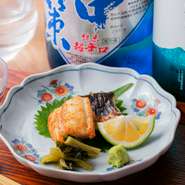 旬の魚や季節の料理には、飲み頃のお酒が欠かせないもの。日本酒は、季節ごとにオススメを8～10種類セレクトしています。時期によって異なるラインナップも、来店時のお楽しみの一つです。