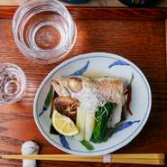 完全予約制の『おまかせコース』は、一年に一度の特別な日にもオススメ。季節の食材と料理人との対話によって生まれる料理が、二人の特別な日を演出してくれます。