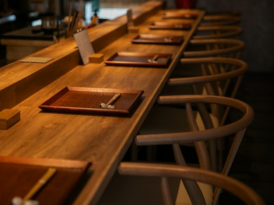 カウンターで隣合わせに、粋な大人のデートを楽しむ