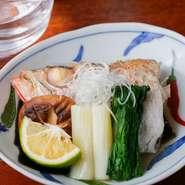 旬の魚をふっくらと、風味豊かに仕上げた酒蒸し。写真は『あかむつの酒蒸し』。“のどぐろ”としても知られる高級魚を使った、贅沢な逸品です。