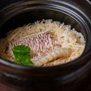 季節の食材と鯛の旨みが凝縮された、土鍋炊きご飯。コースの〆として、単品メニューとしても好評の逸品です。