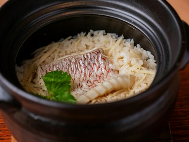 季節の食材と織りなすおいしさ『土鍋鯛めし』