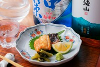 季節の料理同様に、日本酒も時期ごとにオススメを8～10種取り揃えています。当日の品揃えはお店にてご確認ください。