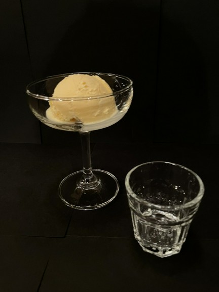 甘美な組み合わせを楽しむ『アイスクリーム　アルコール付き』