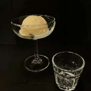 アイスクリームにかけるお酒はセレクト可能。冷たいアイスとお酒が絶妙に合い、口の中で溶け合います。デザート好きにもお酒好きにもうれしい一品です。
