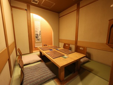 接待や会食にぴったり。ゆっくりくつろげる個室を完備