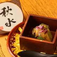 店主の田安さんは料理コンテストで数々の受賞歴を誇る、日本料理のエキスパート。手間暇かけた逸品がそろうコースは、内容に対して価格はぐっとリーズナブル。季節の味を楽しみに、何度でも足を運びたくなります。