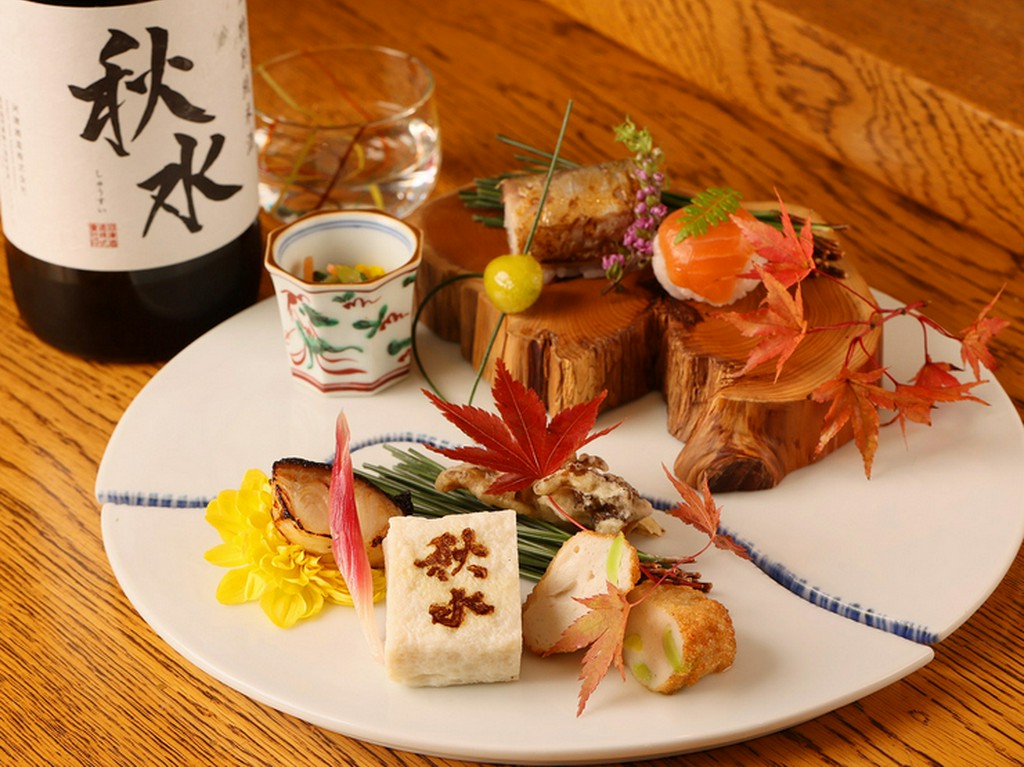 四季折々の旬の味覚が満載『鮨八寸』