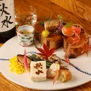 【秋水】のスペシャリテといえる贅沢な一皿です。2種の『変わり寿司』を中心に、当別町の白い卵を使用した『だし巻き玉子』や出来立ての『さつま揚げ』など、ゲストの目と舌を楽しませる逸品がそろいます。