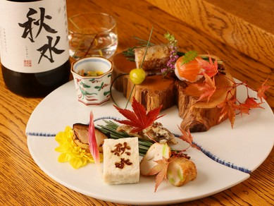 四季折々の旬の味覚が満載『鮨八寸』