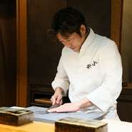 厨房に立つ田安さんは専門学校の教授も務めたベテラン料理人。食に関する幅広い知識を踏まえてゲストの質問に気さくに答える様子は、さながら料理教室のよう。カウンター越しの会話もこの店を訪れる楽しみです。